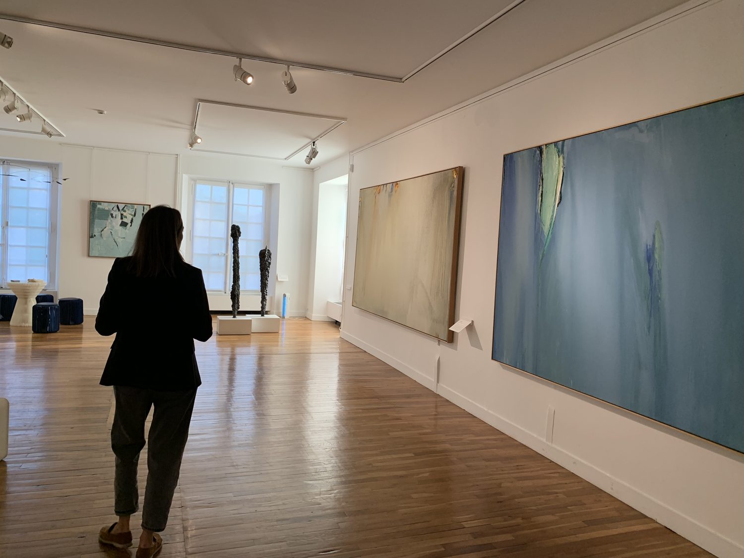 Fleur traversant une galerie d’art contemporain.